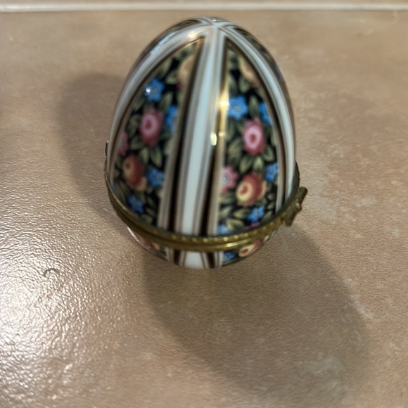 Vintage EGG TRINKET CONTAINER - Picture 4 of 8